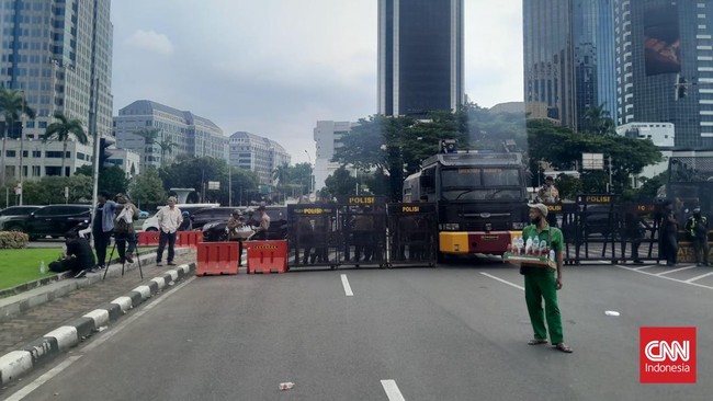 Demo Ojol, Jalan Medan Merdeka Selatan Ditutup Arus lalu lintas di Jalan Medan Merdeka Selatan, Jakarta Pusat, ditutup imbas aksi demonstrasi yang dilakukan ratusan pengemudi ojek online, Selasa (20/5).