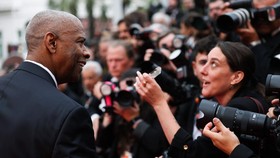 FOTO: Rupa Raut Emosional Denzel Washington di Cannes 2025