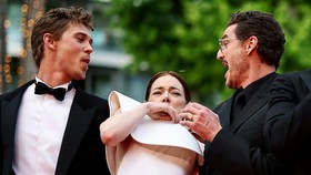 FOTO: Emma Stone Panik Diserbu Lebah, Pedro Pascal Cuma Ngakak