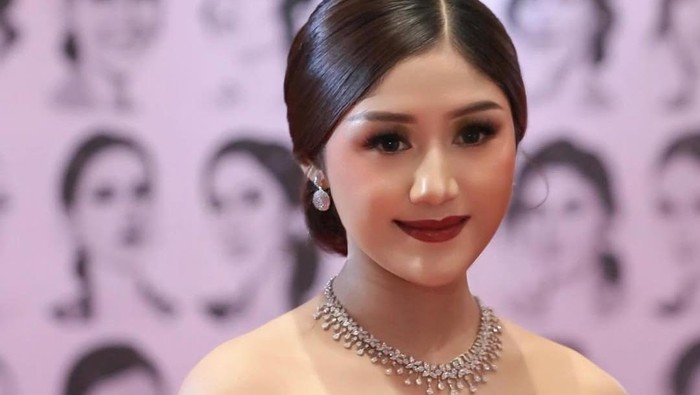 img-title Penampilan Glamor Erina Gudono di Final Puteri Indonesia 2025, Pakai Perhiasan Ratusan Juta