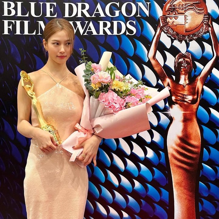 <p>Go Min Si memenangkan aktris baru terbaik di Blue Dragon Awards pada 2023 untuk penampilannya dalam film <em>Smugglers</em> dan telah memukai penonton dalam lebih banyak peran sejak saat itu. Min Si dikenal karena kerja kerasnya dalam persiapan dan peran yang beragam, dengan peran terbaunya sebagai calon balerina dalam <em>Sweet Home</em> dan penjahat di <em>The Frog. </em>(Foto: Instagram@gominsi)</p>