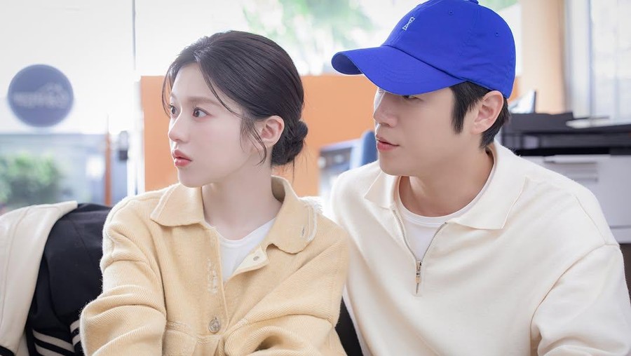 Go Yoon Jung dan Jung Jun Won dalam drama Korea Resident Playbook Go Yoon Jung dan Jung Jun Won dalam drama Korea Resident Playbook