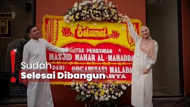 Irish Bella Tersenyum Bahagia Tandatangani Plakat Mahar Masjid dari Suami