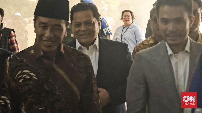 Jokowi Tiba di Bareskrim Polri untuk Diperiksa soal Kasus Ijazah Senyum Jokowi merekah saat tiba di Bareskrim Polri untuk diperiksa sebagai terlapor dalam kasus dugaan kepemilikan ijazah palsu.