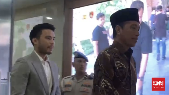Jokowi kembali ke Solo setelah liburan bersama cucu. Ajudan memastikan kondisi kesehatan Jokowi prima, menanggapi rumor hoaks tentang kematiannya.