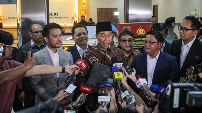 Bareskrim Polri hentikan penyelidikan dugaan ijazah palsu Jokowi. Ijazahnya dinyatakan asli setelah pemeriksaan dokumen dan saksi.