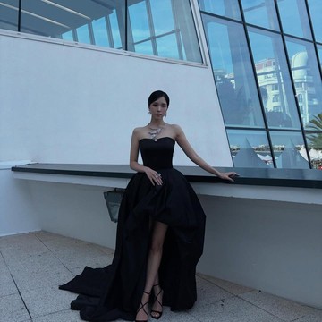 Classy! Simak Gaya Mina TWICE Saat Menghadiri Cannes Film Festival 2025