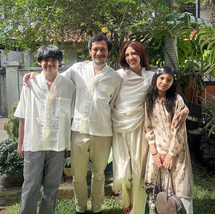 <p>Nadila Ernesta dan Eno Netral resmi menikah pada 10 Februari 2013. Dari pernikahan ini, keduanya dikaruniai dua anak. Anak pertama mereka, Gilian Gitara Ryanto, lahir pada 2013. Sementara anak kedua mereka, Nabuma Melodee Ryanto, lahir pada tahun 2015. (Foto: Instagram @nadila_ernesta)</p>