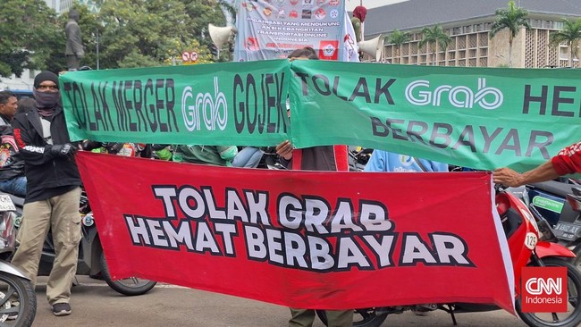 Massa Demo Ojol Tertahan, Belum Bisa Tembus Kemenhub-Istana Demo driver ojek online (ojol) di Jakarta tertahan di depan Pintu Utama Monas, Medan Merdeka Selatan, Jakarta Pusat.