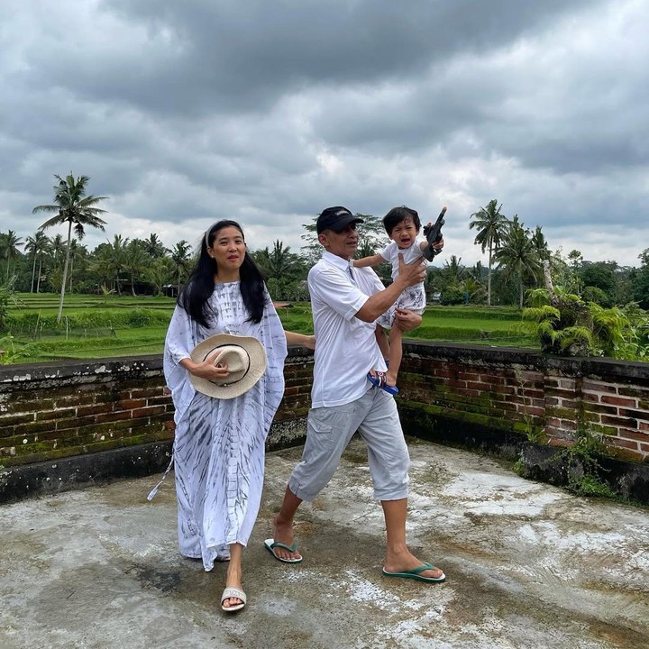 <p>Sejak memutuskan menikah dengan Ndaru Kusumo, Olivia Zalianty sudah jarang terlihat di dunia <em>entertainment</em>. Adik dari aktris Marcella Zalianty ini tampaknya ingin fokus menjalani peran sebagai istri dan Bunda satu anak. (Foto: Instagram @oliviazallianty)</p>