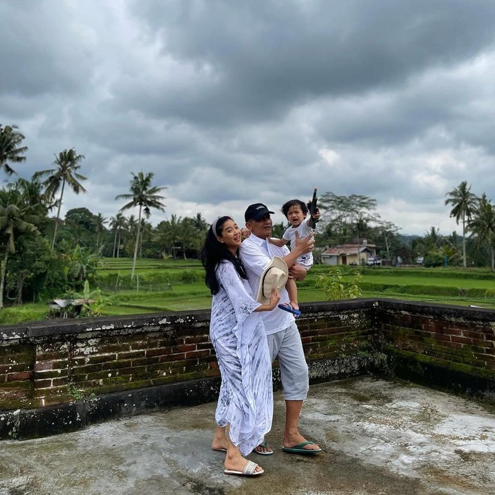 <p>Aktris Olivia Zalianty resmi menikah dengan pria bernama Ndaru Kusumo pada tahun 2021. Pernikahan keduanya berlangsung sederhana dan jauh dari sorot media, Bunda. (Foto: Instagram @oliviazallianty)</p>