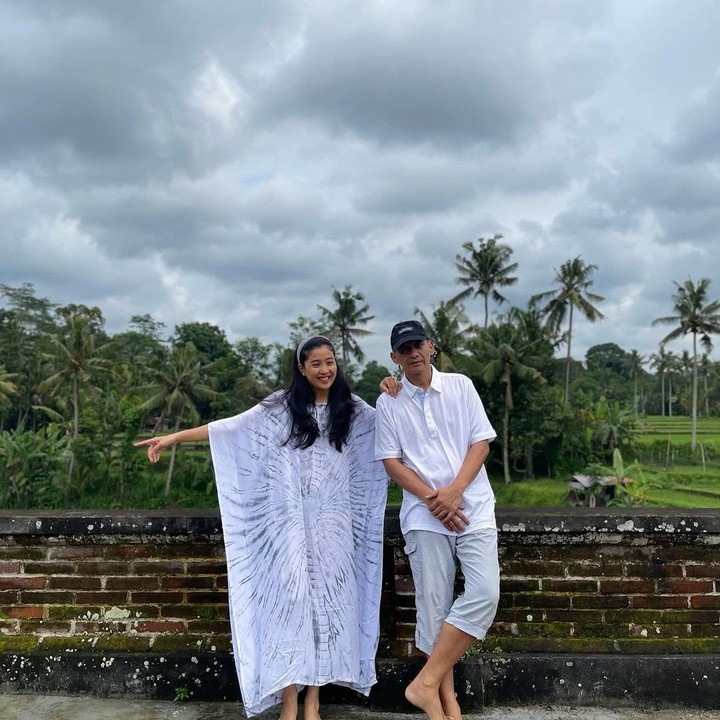 <p>Dalam wawancara bersama <em>HaiBunda</em> beberapa waktu lalu, Olivia pernah mengungkap kisah cintanya dengan sang suami sebelum menikah. Bunda satu anak ini ternyata tidak melewati proses pacaran karena merasa sudah cocok dengan Ndaru Kusumo. Usut punya usut, Olivia dan suami ternyata sama-sama berasal dari Solo. (Foto: Instagram @oliviazallianty)</p>