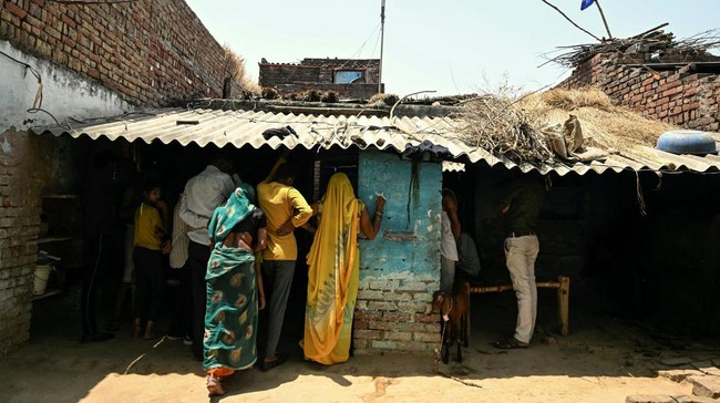 India punya kelas sosial lain yang dianggap berada di luar kasta utama yang disebut Dalit.