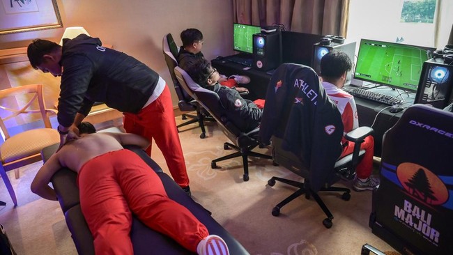 Timnas Esports Indonesia Gelar TC, Pemain Bebas Minta Waktu Pijat Pengurus Besar Esports Indonesia (PB ESI) sediakan fasilitas pijat untuk atlet dalam program pemusatan latihan Timnas Esports Indonesia jelang SEA Games 2025.