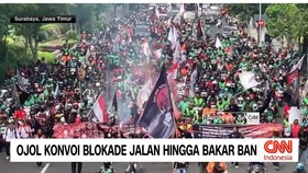 VIDEO: Ojol Konvoi Blokade Jalan Hingga Bakar Ban