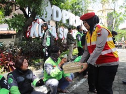 Momen Polwan Polresta Solo Bagikan Snack dan Air Mineral untuk Peserta Aksi Ojol