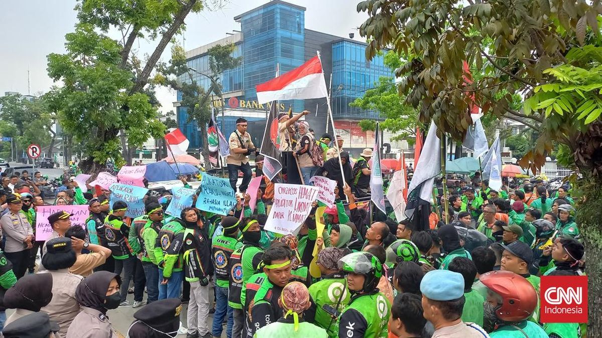 ribuan-driver-ojol-demo-di-sumut-minta-tarif-tak-manusiawi-dihapus-1747740164080_169