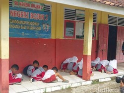 Kelas Terbatas, Siswa SD di Pandeglang Belajar di Teras Selama 3 Tahun