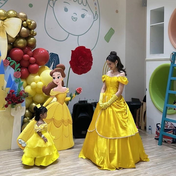 <p>Anak kedua Kesha dan Adhi Permana Putra ini langsung terpukau melihat Syifa mengenakan gaun karakter Disney favoritnya. Momen itu diketahui langsung melalui beberapa video yang diabadikan Kesha di Instagram Storiesnya. (Foto: Instagram@kesharatuliu05)</p>