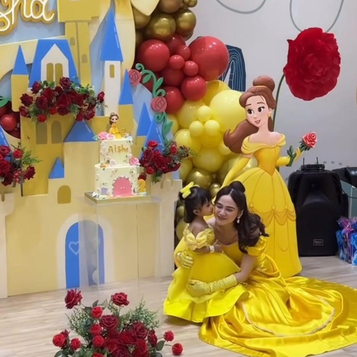 <p>Bahkan, belum lama ini, Syifa menjadi pusat perhatian setelah tampil di acara ulang tahun anak Kesha Ratuliu, Aisha. Lantaran tema acara tersebut adalah Princess Belle, Syifa hadir memberikan kejutan dengan mengenakan gaun kuning seperti Princess Belle. (Foto: Instagram@kesharatuliu05)</p>