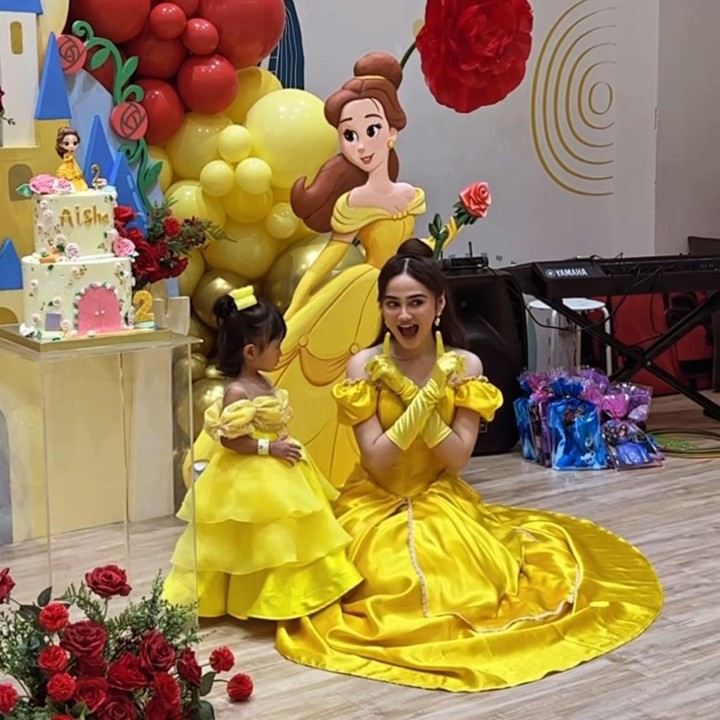 <p>Penampilannya itu sontak mendapat menuai pujian dari publik. Bahkan, tak sedikit, rekan arrtis yang hadir turut memuji penampilan Syifa yang begitu cantik. “Cocok bangettt @syifahadju jadi <em>princess</em> ih,” tulis Mona Ratuliu di Instagram Stories. (Foto: Instagram@kesharatuliu05)</p>