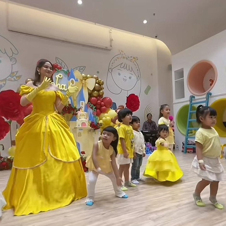<p>Aurel Hermansyah yang turut hadir bersama sang putri, Ameena, pun membagikan video <em>recap</em> acara ulang tahun Aisha di TikTok. Namun, siapa sangka? Banyak netizen yang justru salah fokus dengan Syifa, lho. “Syifa Hadju cocok banget yak jadi Princess Belle,” tulis akun <em>@nidahan****.</em> “Cipa cakepnya <em>unrealll</em>,” tulis akun <em>@sh****. </em>(Foto: TikTok@aureliehermansyahatta)</p>