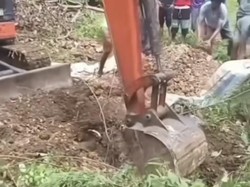 Heboh Makam di Bone Digali Pakai Ekskavator, Sempat Dibetel tapi Tanah Keras