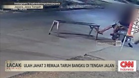 VIDEO: Ulah Jahat 3 Remaja Taruh Bangku di Tengah Jalan