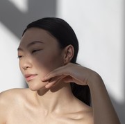 Glowing Maksimal, Simak Tren Poolside Skin yang Bikin Kulit Tampak Bercahaya