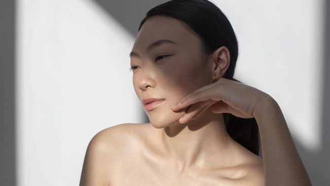 Glowing Maksimal, Simak Tren Poolside Skin yang Bikin Kulit Tampak Bercahaya