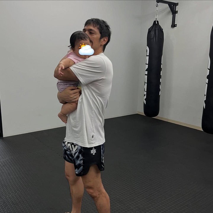 <p>Dalam unggahan ini, Inong membagikan potret saat Abimana menggendong Solenne. Bunda lima anak ini mengungkap bahwa Solenne datang untuk menemaninya ayahnya bekerja. "Sol anterin ayah kerja," tulisnya. (Foto: Instagram @inong_ayu)</p>