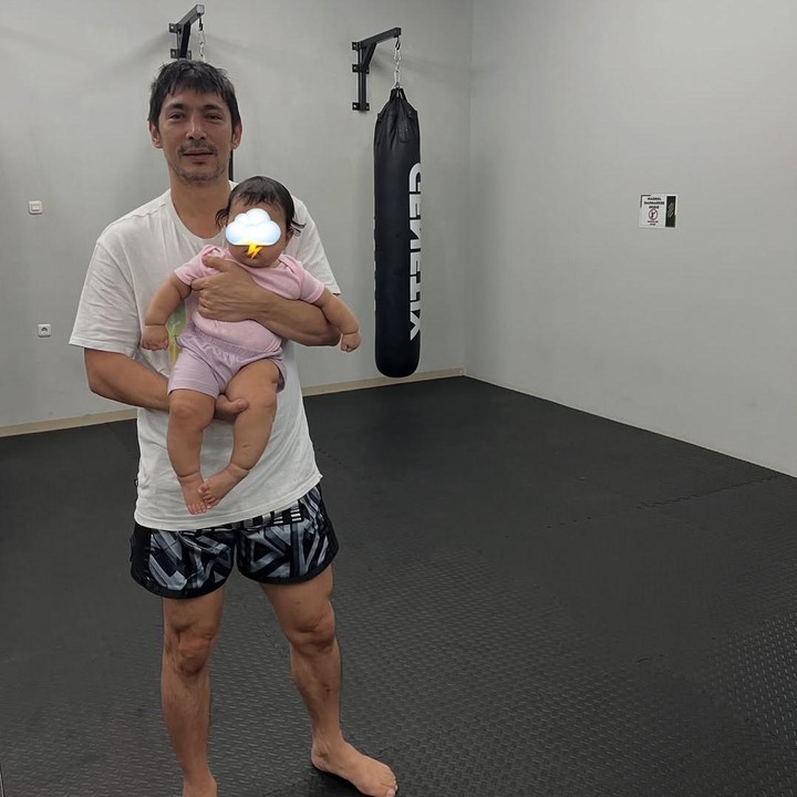 <p>Meski belum mengekspos wajah putrinya, Abimana dan Inong sudah mem-posting foto kebersamaannya dengan Solenne di Instagram. Belum lama ini, Inong mengunggah foto saat sang suami menghabiskan waktu dengan Solenne. (Foto: Instagram @inong_ayu)</p>