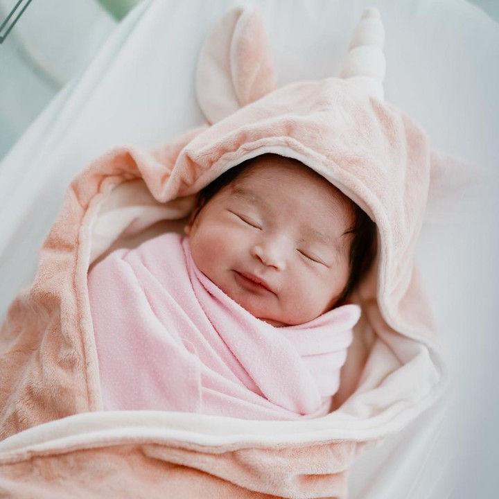 <p>Wajah anak kedua Siti Badriah ini begitu menggemaskan. Seperti sang kakak, anak kedua Siti Badriah mempunyai nama yang unik dengan awalan X. "Xandraya Zevora Davanee Baharudin. @xandrayazevora Singkatan nama yang sama persis sama nama Xarena, X.Z.D.B," tulis Siti Badriah sebagai keterangan foto unggahannya. (Foto: dok. Instagram @sitibadriahh)</p>