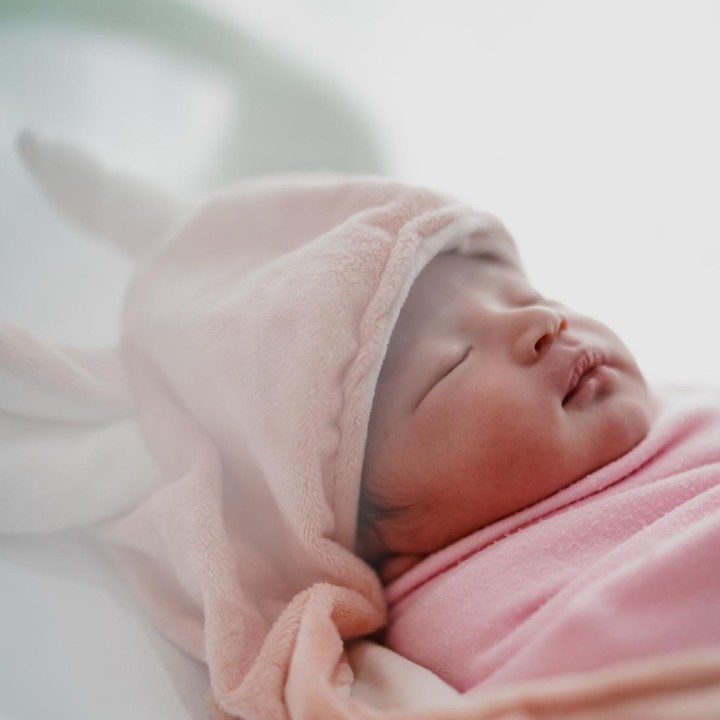 <p>Nama anak kedua Siti Badriah yang terbilang unik tersebut lagi-lagi mencuri perhatian netizen. Pelantun hits <em>Lagi Syantik</em> ini pun menjelaskan arti nama untuk putri tercintanya. "Yang memiliki arti kecantikan yang bercahaya, anggun, cerdas, dan lembut. Sehat terus ya anaku sayang (emotikon hati)," ujar Siti Badriah. (Foto: dok. Instagram @sitibadriahh)</p>