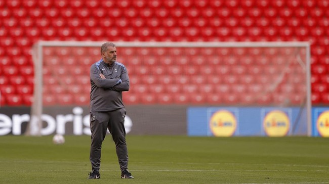 Jelang Final Liga Europa, Pelatih Tottenham Marah Disebut Badut Pelatih Tottenham Ange Postecoglou marah saat mendapat pertanyaan yang mengaitkan dirinya dengan badut jelang final Liga Europa lawan Manchester United.