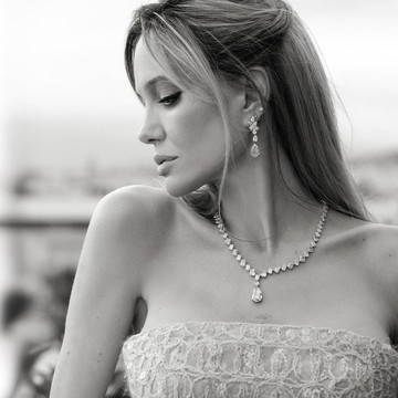 img-title Detail Gaun Angelina Jolie yang Comeback di Cannes 2025, Pakai Brand Quiet Luxury Andalan