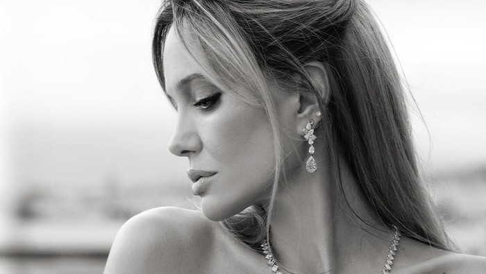 img-title Detail Gaun Angelina Jolie yang Comeback di Cannes 2025, Pakai Brand Quiet Luxury Andalan
