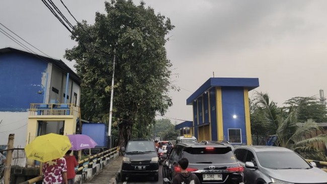 Lalu lintas di Jalan Patra Jakbar Macet Total Imbas Banjir Lalu lintas di Jalan Patra, Kebon Jeruk, Jakarta Barat, macet total akibat banjir di kawasan tersebut dengan ketinggian air mencapai 50 cm.
