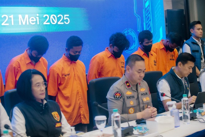 Direktorat Tindak Pidana Siber Bareskrim Polri berhasil membongkar kasus grup Facebook bertema menyimpang bernama Fantasi Sedarah dan Suka Duka. Pengungkapan kasus ini diumumkan langsung dari Mabes Polri, Jakarta, Rabu (21/5/2025).