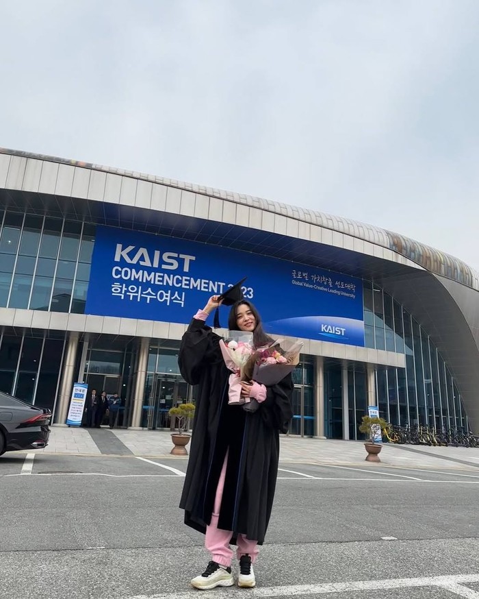 Bintang pemeran lulusan Teknik Kimia dan Biomolekul di KAIST tersebut bahkan telah memenangkan banyak penghargaan di kompetensi sains, matematika, bahasa, seni, dan olahraga yang membuat kecerdasannya tak bisa diragukan lagi./ Foto: instagram.com/sh_ovel_y