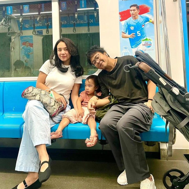 <p>Dea Ananda dikenal sebagai salah satu mantan penyanyi cilik Tanah Air. Salah satu lagunya yang cukup populer adalah <em>Anak Kambing Saya. </em>Dea diketahui menikah dengan Andi Ariel Harsya, gitaris Nidji, dan memiliki satu anak perempuan bernama Sanne El Azhar yang kini telah berusia 3 tahun. (Foto: Instagram@dea_ananda)</p>