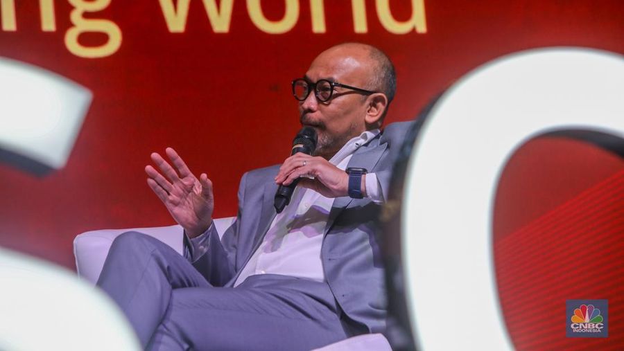 Ekonom Indonesia dan mantan Menteri Keuangan Indonesia, Chatib Basri menyampaikan paparan dalam DBS Asian Insights Conference di Jakarta, Rabu (21/5/2025). (CNBC Indonesia/Faisal Rahman)