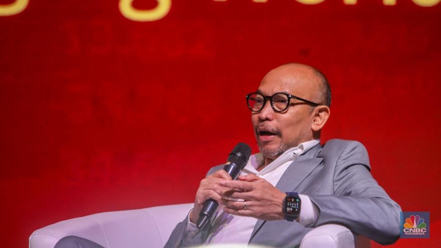 Ekonom Indonesia dan mantan Menteri Keuangan Indonesia, Chatib Basri menyampaikan paparan dalam DBS Asian Insights Conference di Jakarta, Rabu (21/5/2025). (CNBC Indonesia/Faisal Rahman)