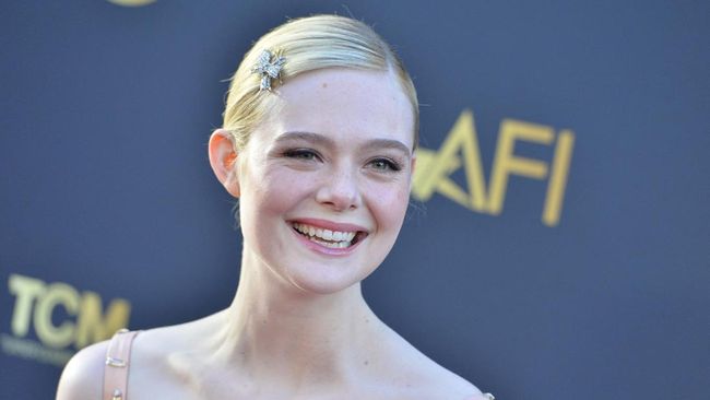 Elle Fanning resmi membintangi film The Hunger Games: Sunrise on the Reaping sebagai pemeran Effie Trinket.