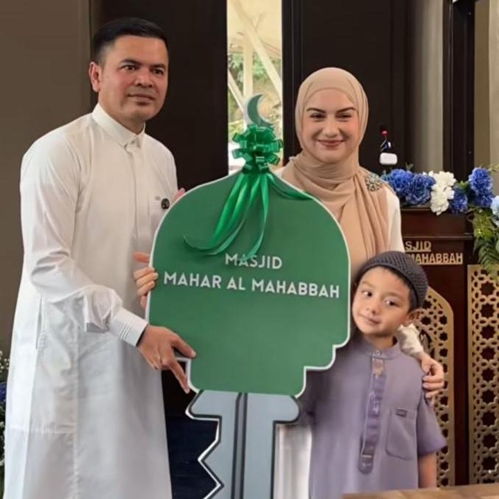 <p>Bunda empat anak ini pun tak lupa mengucapkan terima kasih kepada sang suami. “Terima kasih suamiku tercinta, atas niat tulus, dan perjuanganmu. Semoga masjid ini menjadi amal jariyah yang terus mengalir pahalanya, menjadi saksi cinta kita di dunia dan pemberat amal kita di akhirat kelak,” tuturnya. (Foto: Instagram@_irishbella_)</p>