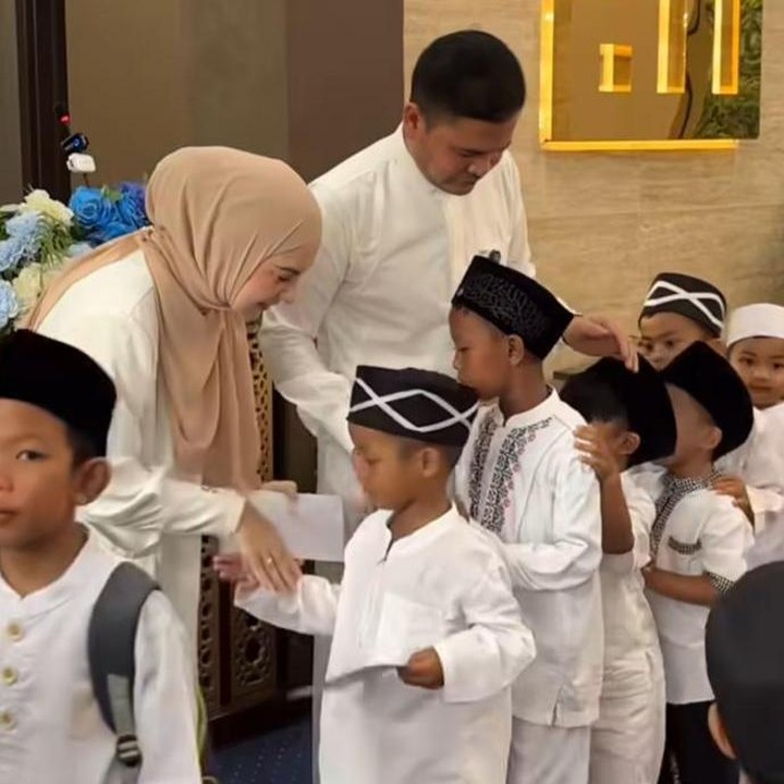<p>Irish berharap masjid ini dapat bermanfaat bagi umat muslim menjalankan ibadah. “Masjid ini aku terima dengan penuh syukur, dan aku wakafkan kembali untuk kemaslahatan umat. Semoga rumah tangga kita pun kokoh seperti masjid ini, menjadi tempat berteduh, tempat berdoa, dan tempat pulang penuh cinta." (Foto: Instagram@_irishbella_)</p>