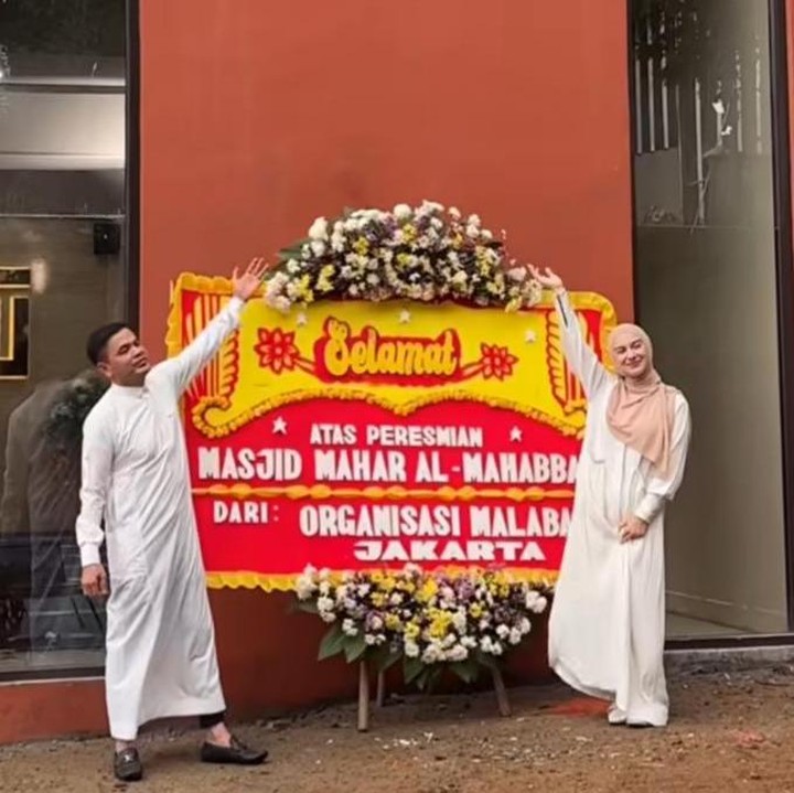 <p>Momen peresmian masjid itu dibagikan langsung oleh Irish melalui sebuah video yang diunggah di akun Instagram pribadinya. Perempuan 29 tahun ini mengungkap rasa syukurnya karena dapat menerima mahar yang begitu istimewa. (Foto: Instagram@_irishbella_)</p>