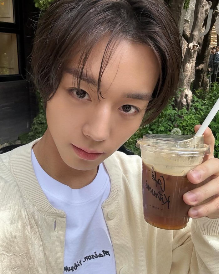 Jauh sebelum artis Korea lulusan School of Performing Arts Seoul (SOPA) itu mengikuti PRODUCE 101 season2, ia sempat aktif sebagai bintang iklan dan aktor cilik salah satunya dengan berpartisipasi dalam sejumlah drama musikal./ Foto: instagram.com/yy_ent