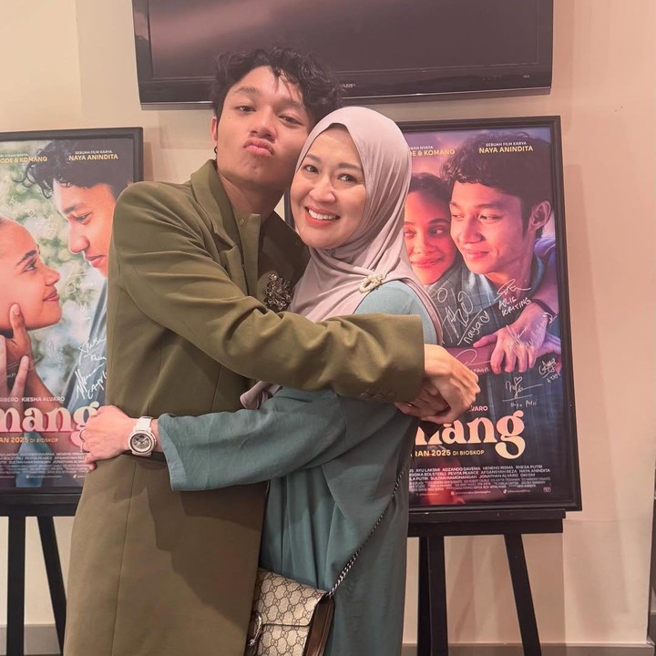 <p>Okie selalu memberikan dukungan penuh atas karier yang dipilih oleh Kiesha. Hal ini terlihat dari seringnya Okie mendampingi sang putra di berbagai acara. Belum lama ini, Okie terlihat hadir dan memberikan dukungan untuk film <em>Komang</em> yang dibintangi putranya itu. (Foto: Instagram @okieagustina_)</p>