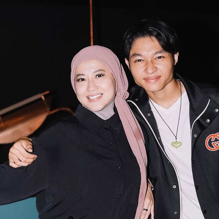 <p>Kiesha Alvaro merupakan anak sulung Okie Agustina dari pernikahan yang berakhir cerai dengan Pasha Ungu. Setelah resmi bercerai, Kiesha dan adik-adiknya tinggal bersama Okie. Kiesha memutuskan untuk terjun ke dunia hiburan mengikuti jejak sang Ayah. Beberapa tahun belakangan, pria bernama lengkap Kiesha Alvaro Putra Sigit ini menjajal karier di dunia akting. (Foto: Instagram @okieagustina_)</p>